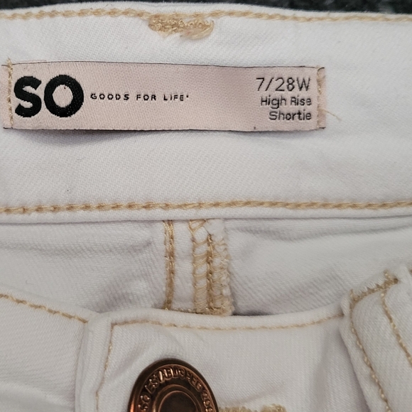 SO Junior 7/28 White Distressed High Rise Shorts - Picture 3 of 3